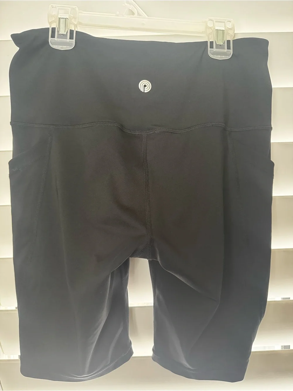 High-Waist Black Women’s Performance Shorts with Side Pockets